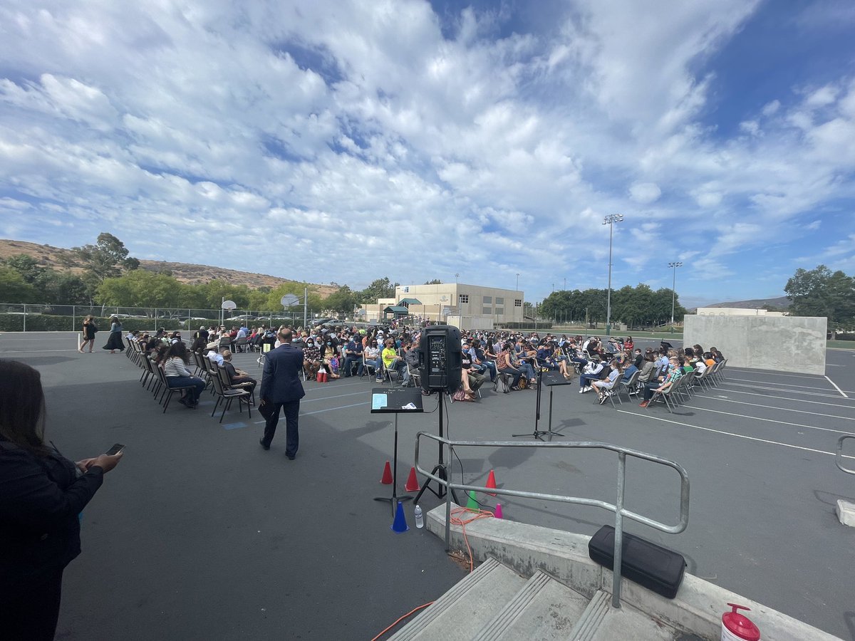 Congratulations to our Valley 5th graders! Felicidades a nuestros estudiantes de 5o grado! #promotion