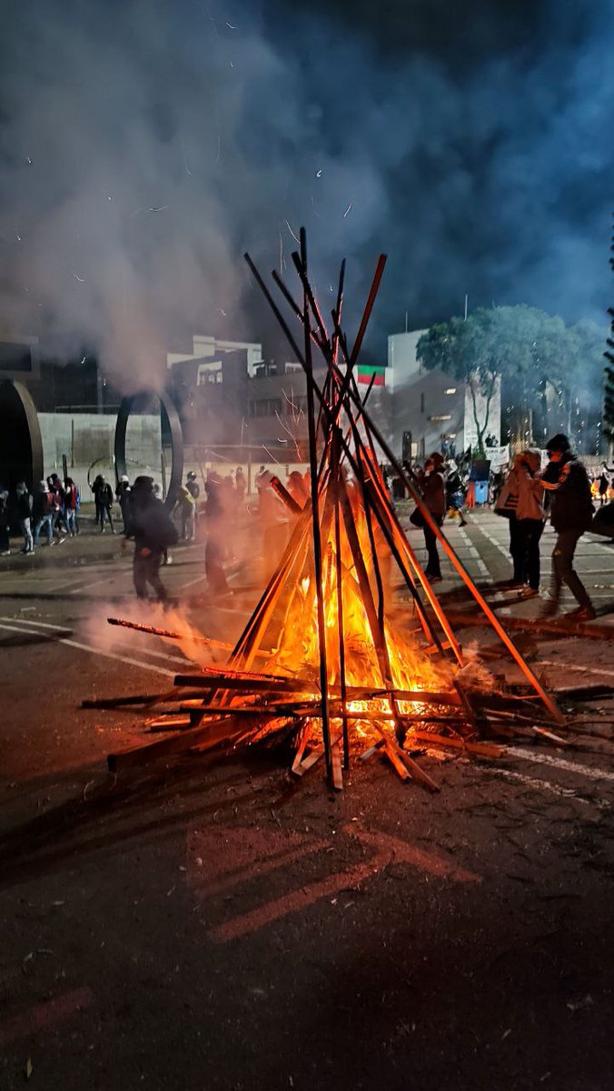 Realidad_es_col's tweet photo. #ParoNacional9J | A esta hora los manifestantes se encuentran siendo reprimidos por el ESMAD y Fuerza Pública dentro de la Universidad Industrial de Santander #Bucaramanga #9Junio #ParoNacionalColombia https://t.co/YQWMn11nuq