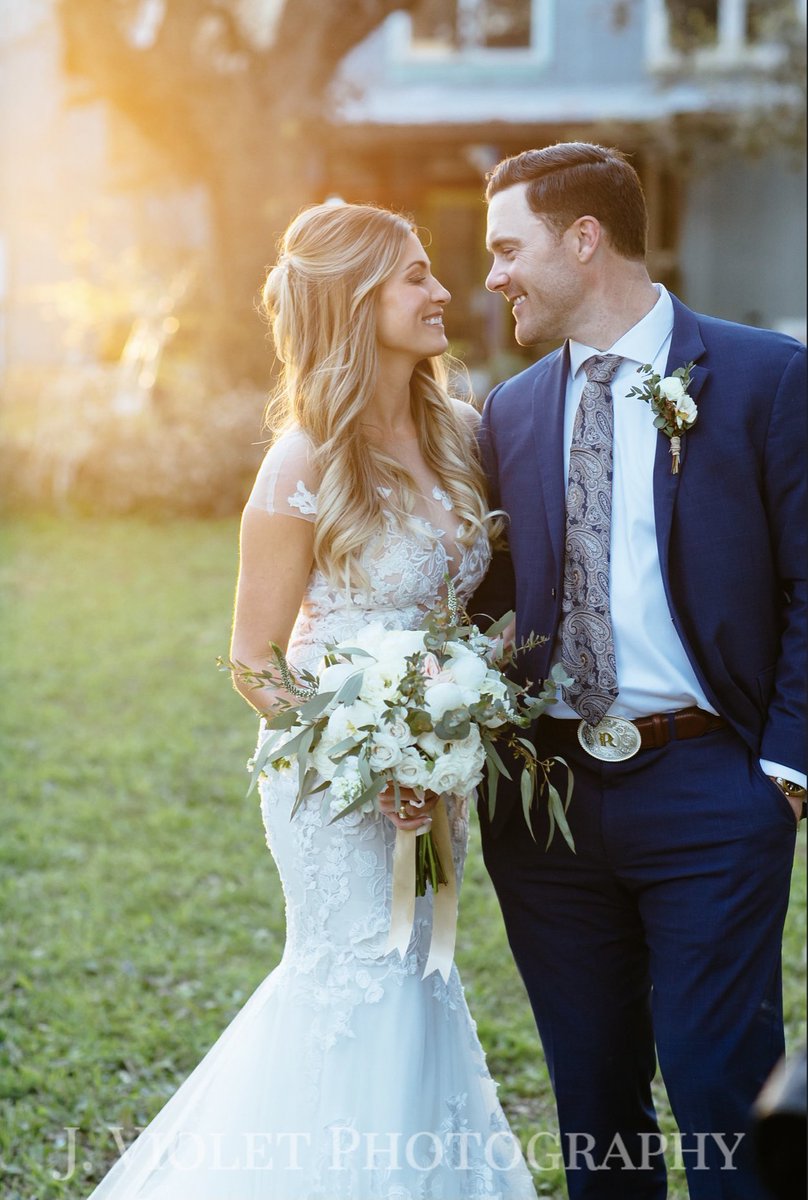 aetrevents's tweet photo. These 2 lovebirds brought the sun ☀️ 🥰

PHOTOGRAPHER- @jviolietphotography
VENUE- @ramblingroseranchatx
COORDINATOR &amp; BAR - @aetreventstx https://t.co/In0ojM3oKS