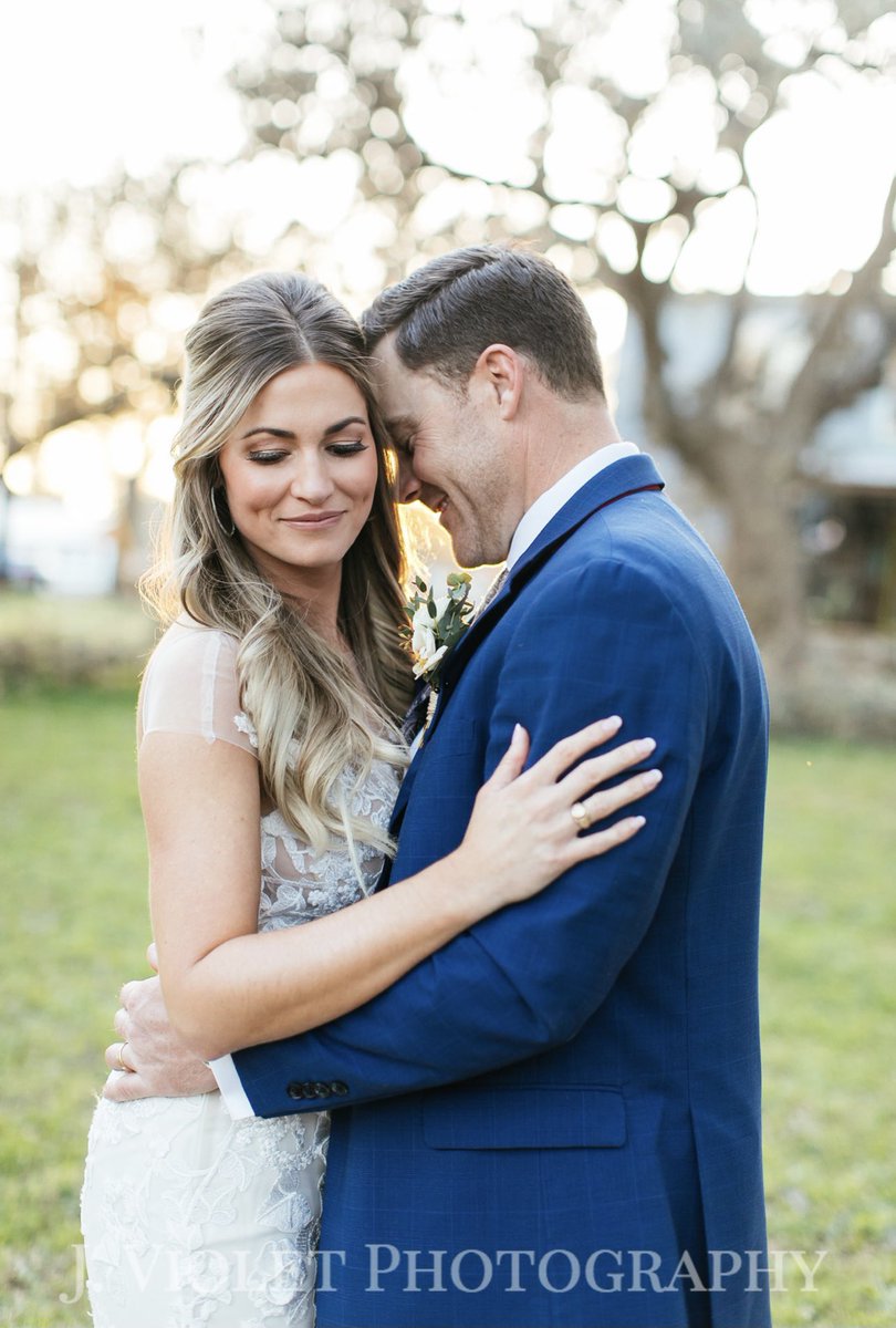 These 2 lovebirds brought the sun ☀️ 🥰

PHOTOGRAPHER- @jviolietphotography
VENUE- @ramblingroseranchatx
COORDINATOR &amp; BAR - @aetreventstx