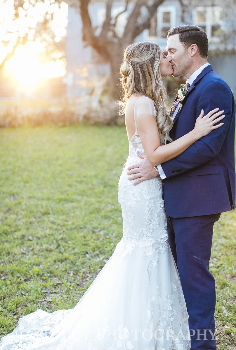 aetrevents's tweet photo. These 2 lovebirds brought the sun ☀️ 🥰

PHOTOGRAPHER- @jviolietphotography
VENUE- @ramblingroseranchatx
COORDINATOR &amp; BAR - @aetreventstx https://t.co/In0ojM3oKS