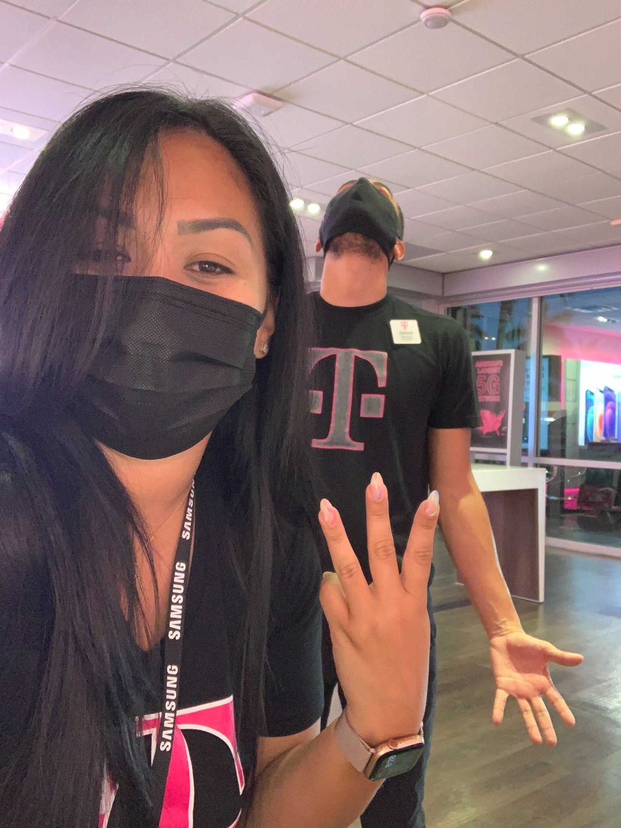 wendym002's tweet photo. Great things in business are never done by one person. They’re done by a TEAM of people.  - Steve Jobs  #selfieswithmyclosingcrew #w49 #TMobile https://t.co/wuSB3BmWbQ