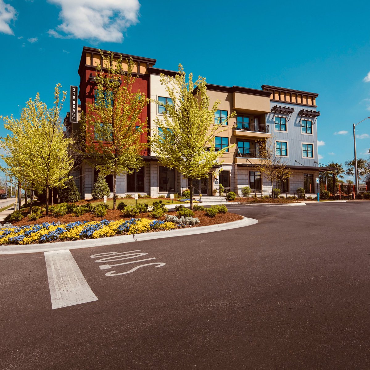 Still haven’t found housing for Fall 2021?! Not a problem! We have limited availability remaining ✨ 
•
DM us to schedule you tour 🤩