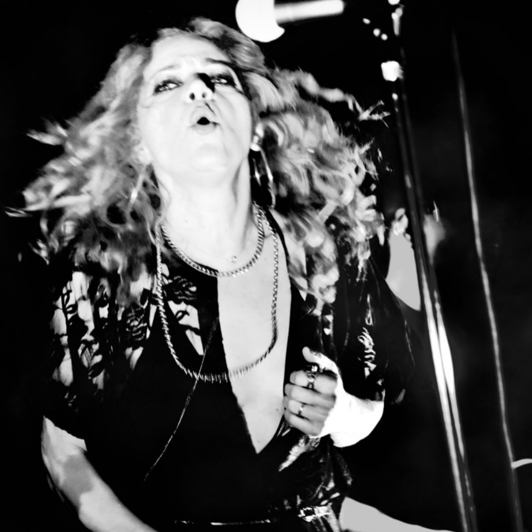 Tickets for my upcoming shows are selling quick! 
Head to ow.ly/RzGJ50F6fWx for tix and info &lt;3
Thurs 8 July Mary's Underground, Sydney 
Sat 31 July The Night Cat , Melbourne
Photo: diannebrooksphotography