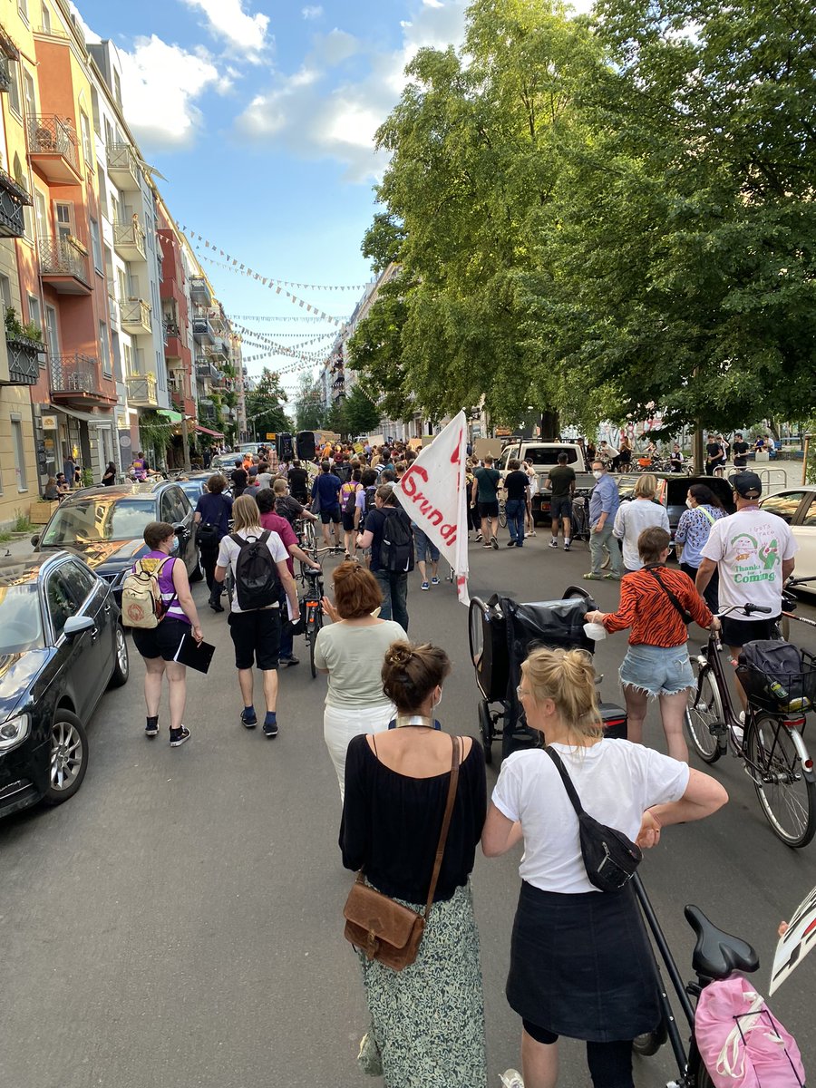 Sind überwältigt. Trotz Pandemie-Alltag erleben wir eine Solidarität ohnegleichen. In 2-3 Tagen haben wir zusammen mit <a href="/choriner12/">choriner12</a>, <a href="/florastr68/">Hausgemeinschaft der Florastraße 68</a>, <a href="/DanzigerStr108/">Hausgemeinschaft Danziger Str 108</a>, @C56WirBleiben, <a href="/mg_berlin/">Mieter*innengewerkschaft Berlin</a>, <a href="/MIETERFORUM/">Mieterforum Pankow</a>, <a href="/dwenteignen/">Deutsche Wohnen & Co Enteignen</a>, <a href="/kieztreffen/">Ortsgruppe Pankow MGB</a> etwas Grandioses aufgestellt. #SchAllChor0906