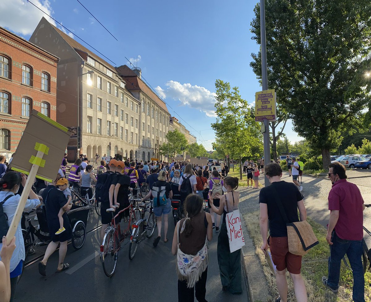 135135a's tweet photo. Sind überwältigt. Trotz Pandemie-Alltag erleben wir eine Solidarität ohnegleichen. In 2-3 Tagen haben wir zusammen mit @choriner12, @florastr68, @DanzigerStr108, @C56WirBleiben, @mg_berlin, @MIETERFORUM, @dwenteignen, @kieztreffen etwas Grandioses aufgestellt. #SchAllChor0906 https://t.co/xha95X15Rf