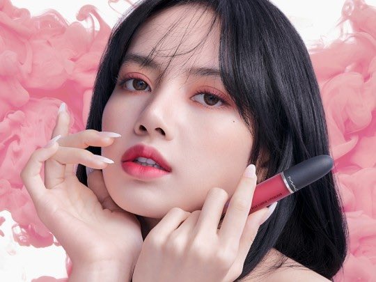 mainichi_kr's tweet photo. #BLACKPINK リサが #MAC の新グラビアを披露🥀

リサは以前番組で「前髪を死守する」とし、「100億ウォンで前髪を全てオープンすることができ、50億ウォンで前髪を半分だけオープンする」とコメント💭

それによって今回のグラビアでは、「MACは50億ウォン払ったのか？」と一部で話題になっています🤣 https://t.co/OMnJZkhEoG