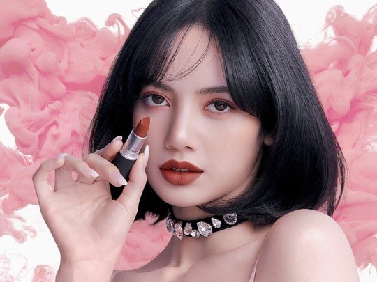 mainichi_kr's tweet photo. #BLACKPINK リサが #MAC の新グラビアを披露🥀

リサは以前番組で「前髪を死守する」とし、「100億ウォンで前髪を全てオープンすることができ、50億ウォンで前髪を半分だけオープンする」とコメント💭

それによって今回のグラビアでは、「MACは50億ウォン払ったのか？」と一部で話題になっています🤣 https://t.co/OMnJZkhEoG