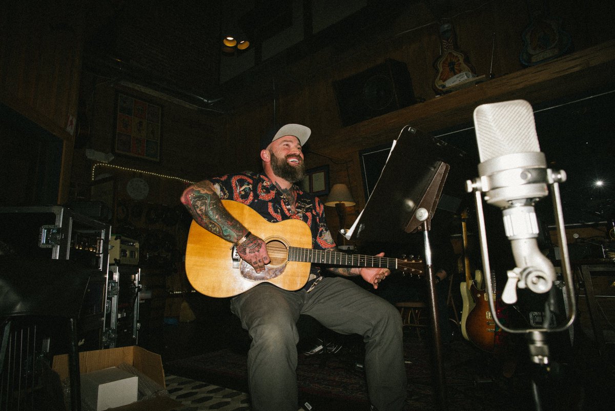 zacbrownband's tweet photo. We're all hoping hope floats, we're all in the same boat. New single out Friday! https://t.co/py5exUkEQY https://t.co/j0dXNDWlo6