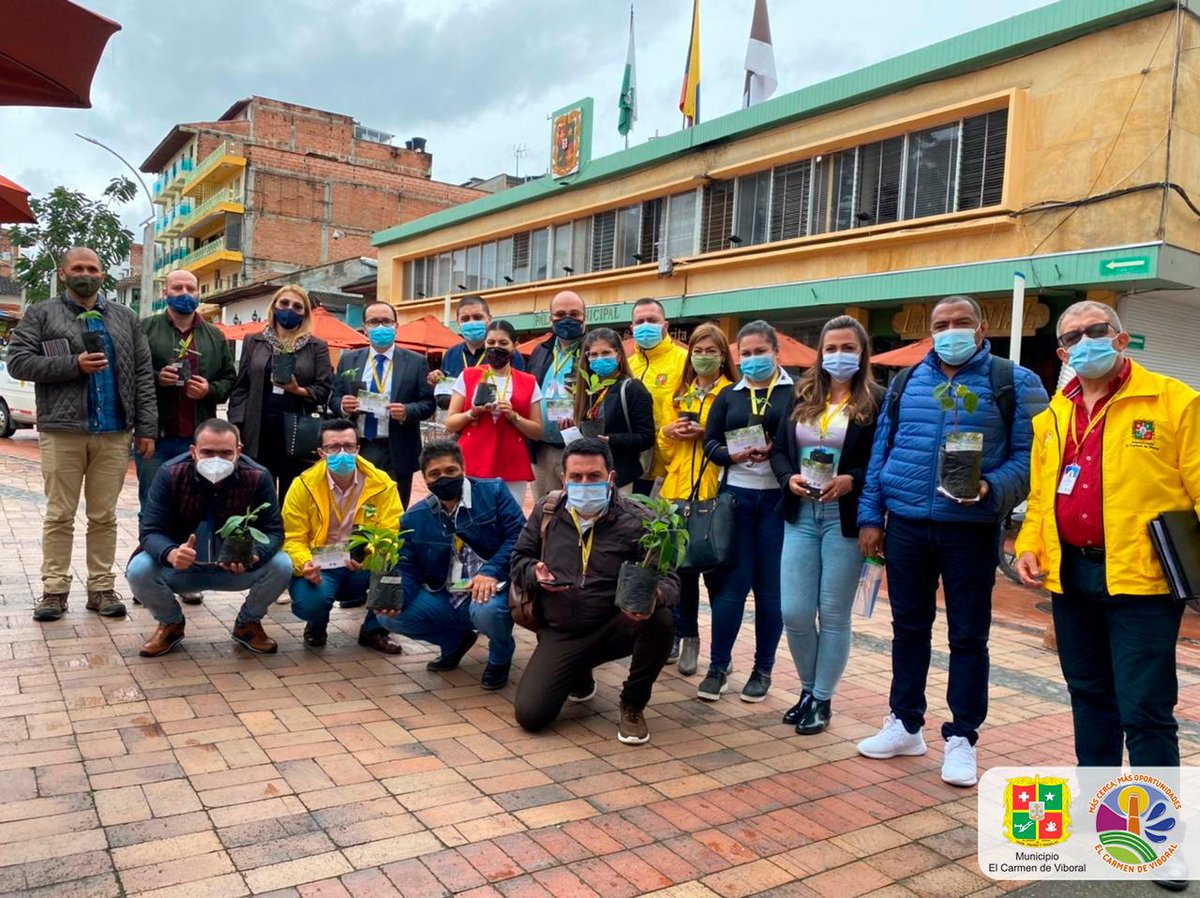 ElCarmenV's tweet photo. ♻️🌳 El día de hoy, en Consejo de Gobierno, el alcalde @johnfquinteroz entregó a cada secretario un árbol para sembrarlo con su equipo de trabajo. 

🗣️Esto para reiterar el compromiso de la Alcaldía con la defensa y protección de los recursos naturales. 👏 https://t.co/wP6UpUrtCK