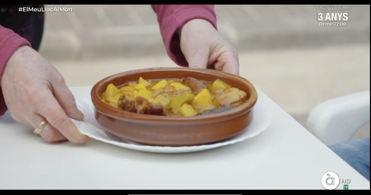 Chera's tweet photo. Y en un programa como este no podía faltar la olla cherana de Paquita #ElMeuLlocAlMón @DavidCasinos @ElMeuLlocAPunt https://t.co/X2XGnQgPb6