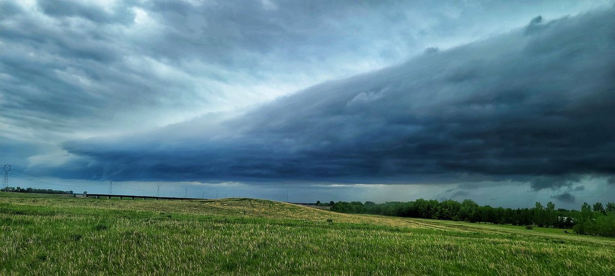 Epic Arcus cloud South of Winnipeg today.  Here is some of it as it took about 6 shots ro capture all of it. 
#mbstorm #mbwx #arcus #prairiewx #stormchase #Winnipeg