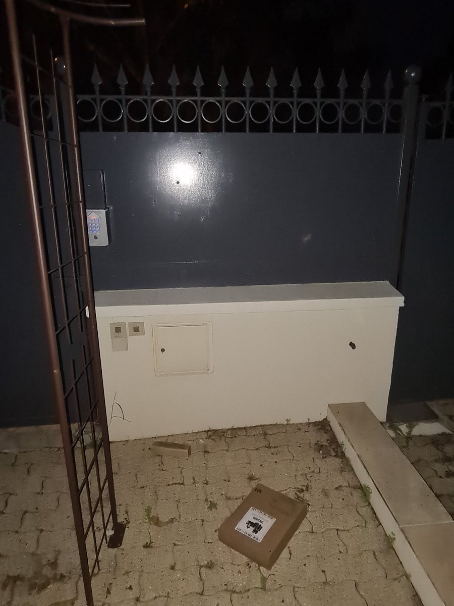 .<a href="/AmazonFrance/">Amazon.fr</a> toujours au top de la livraison soignée. Colis "soigneusement balancé" par dessus le portail... Si mon lecteur cd ne fonctionne pas vous allez m'entendre... #Amazon <a href="/amazon/">Amazon</a>