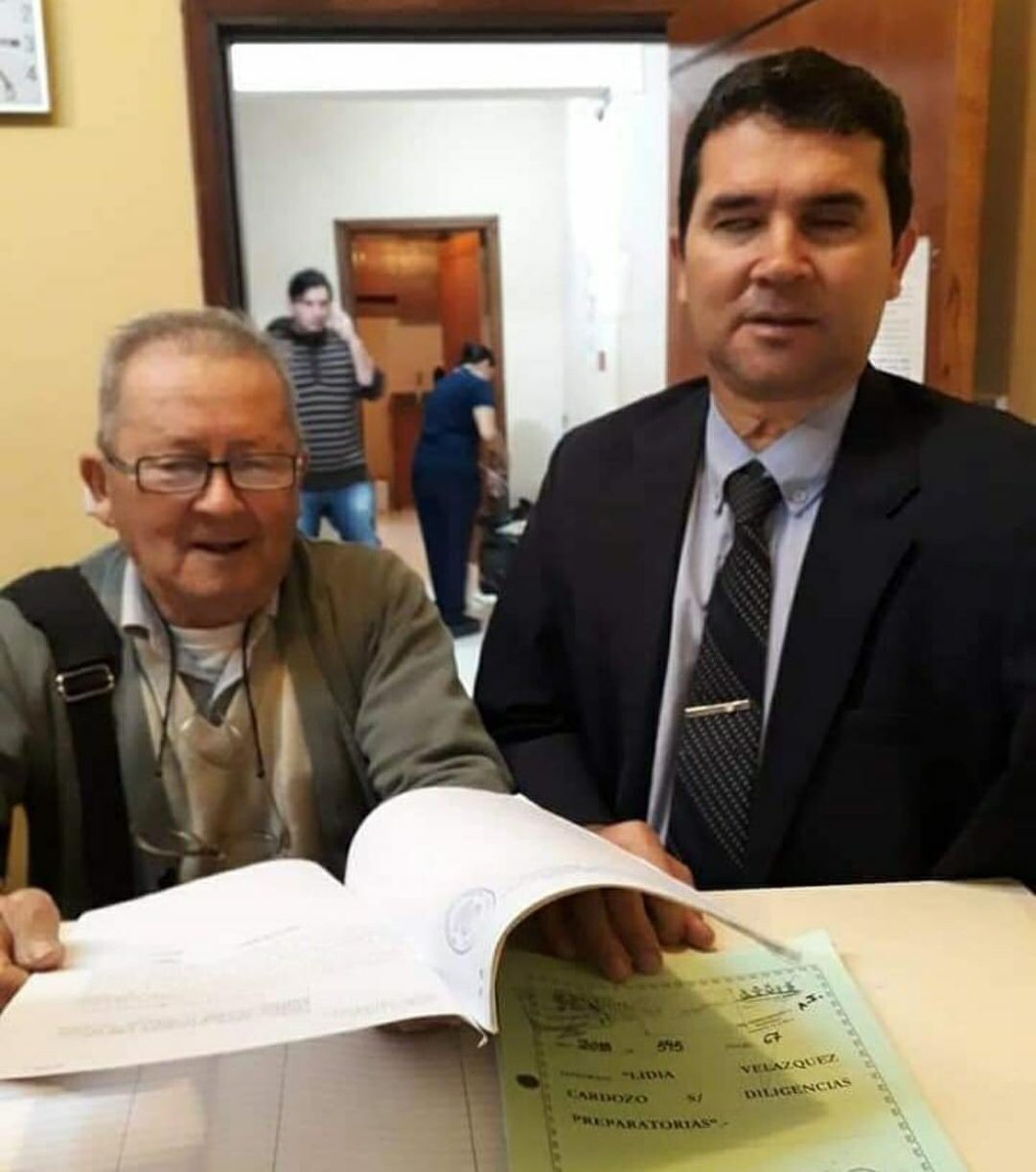 AbogadosGoLegal's tweet photo. El es un #abogado invidente y el señor que está a su lado es su papá, él es quien lo transporta y lee por él 
los expedientes, hacen un equipo maravilloso, una gran muestra de perseverancia y amor.

#circulaenredes https://t.co/mYYYhXCN2g