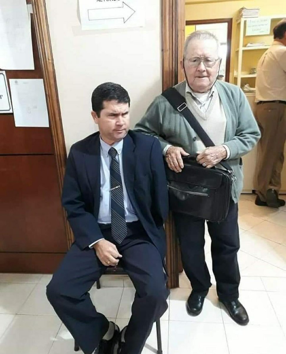 AbogadosGoLegal's tweet photo. El es un #abogado invidente y el señor que está a su lado es su papá, él es quien lo transporta y lee por él 
los expedientes, hacen un equipo maravilloso, una gran muestra de perseverancia y amor.

#circulaenredes https://t.co/mYYYhXCN2g