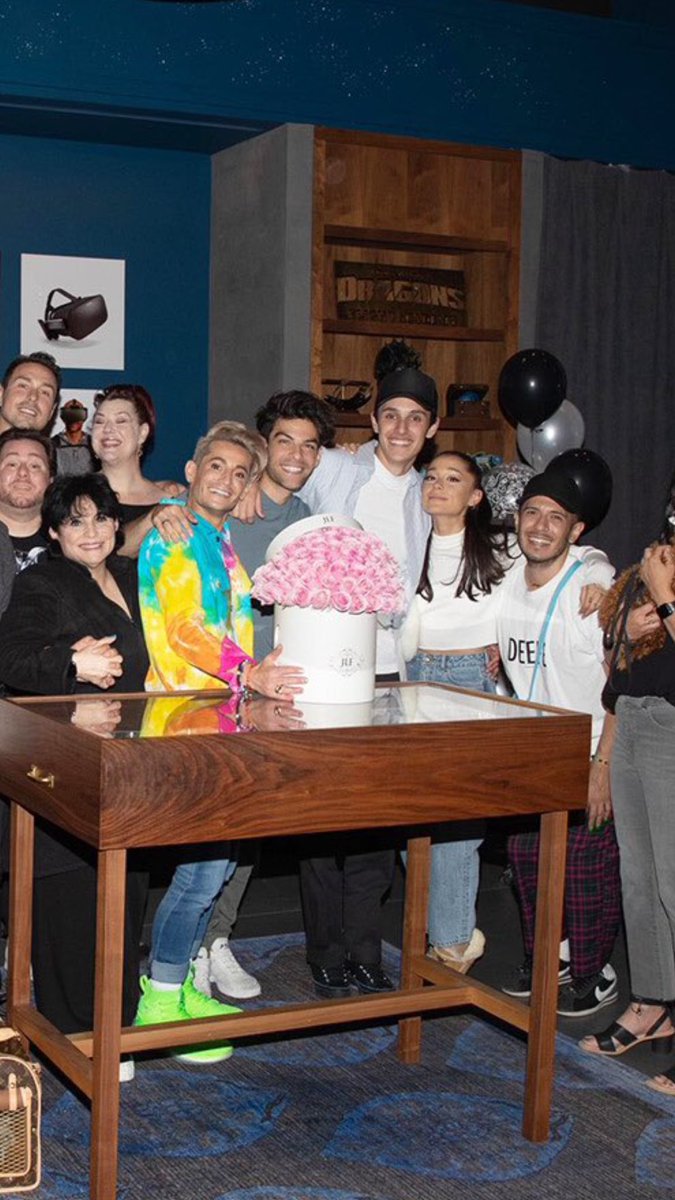 Foto de Ariana Grande, su esposo y su familia en la fiesta de compromiso de  su hermano Frankie., image size:675x1200