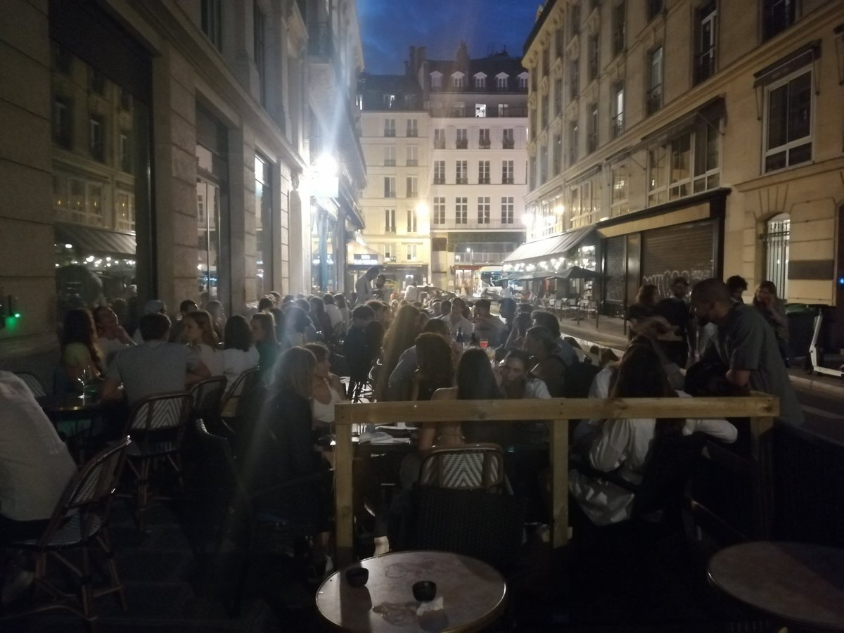 SimeonV2's tweet photo. Face: tout va bien au bar les Causeurs
Pile: magnifique illustration d'irresponsabilité collective. 
Laissons les bons soins de @prefpolice, @ArielWeilT, @OliviaPolski et @David_Belliard éviter ce n'importe quoi sanitaire. https://t.co/1lQ2DEI5ia