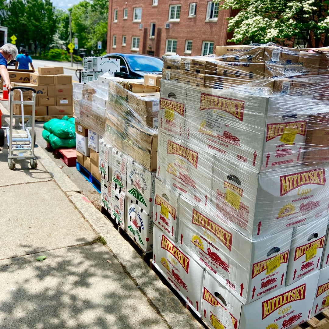 It's delivery day! Every Wednesday we pick up 14,000 pounds of food from <a href="/Gr8BosFoodBank/">The Greater Boston Food Bank</a> and unload @stpaulsbrookline to distribute to our clients. Thank you to all our volunteers who endured the heat today unloading all our food. What a scorcher!! 🥵

#endhunger #brookline