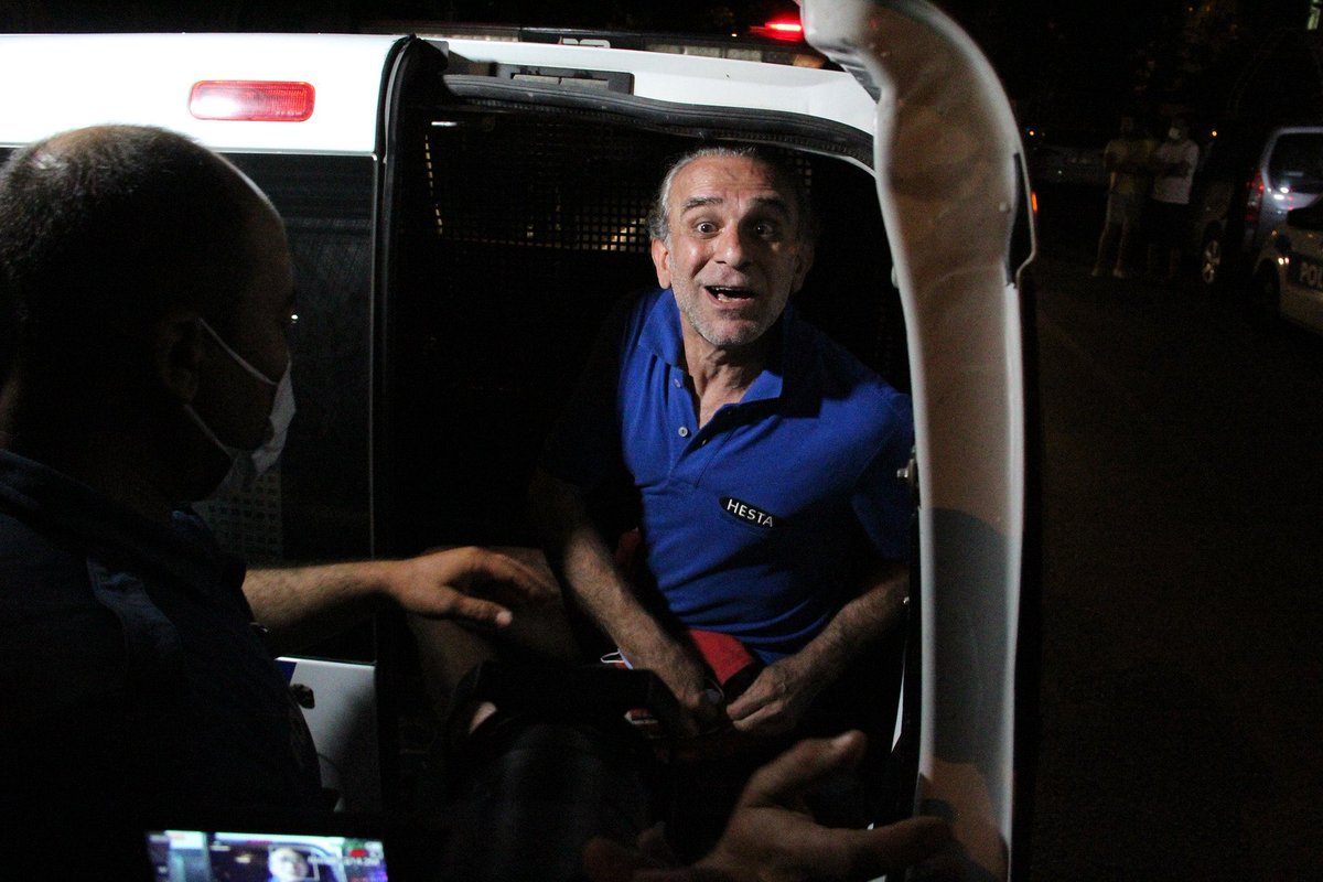 pusholder's tweet photo. Antalya’da balkonda ateş yakıp kendini eve kilitleyen şahıs: “Ben deli numarası yapıyorum, insanlar akıllı numarası yapıyor.” https://t.co/FGHp8mzL77