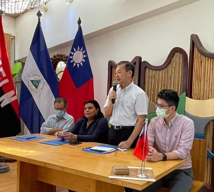 CDNN23Nicaragua's tweet photo. Misión Taiwán 🇹🇼 y #MEFCA firman entrega de maquinarias y herramientas del Proyecto: Cultivo de Bambú y Mejoramiento de Eficiencia en Producción de Artesanías 2016-2020. @TW_Nicaragua CDNN #SeguimosInformando https://t.co/RDBuSBLJzJ