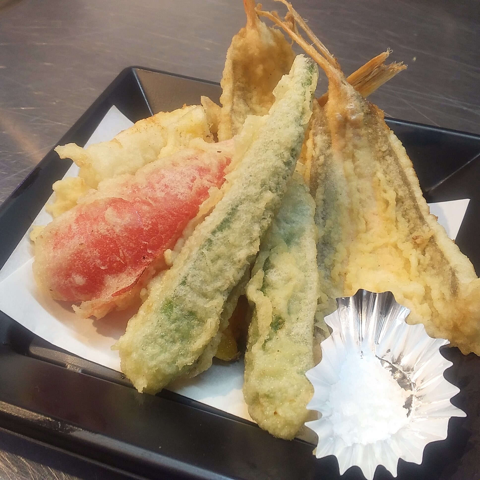 和幻 Wakyo ホウボウと季節野菜の天麩羅 あまり食べたことはないかもしれませんが ホウボウの身はふわふわとしていて天麩羅にしても美味しいですよ 夏野菜のパプリカとオクラも一緒に揚げました 当店自慢の大粒岩塩でお召し上がり下さい 和