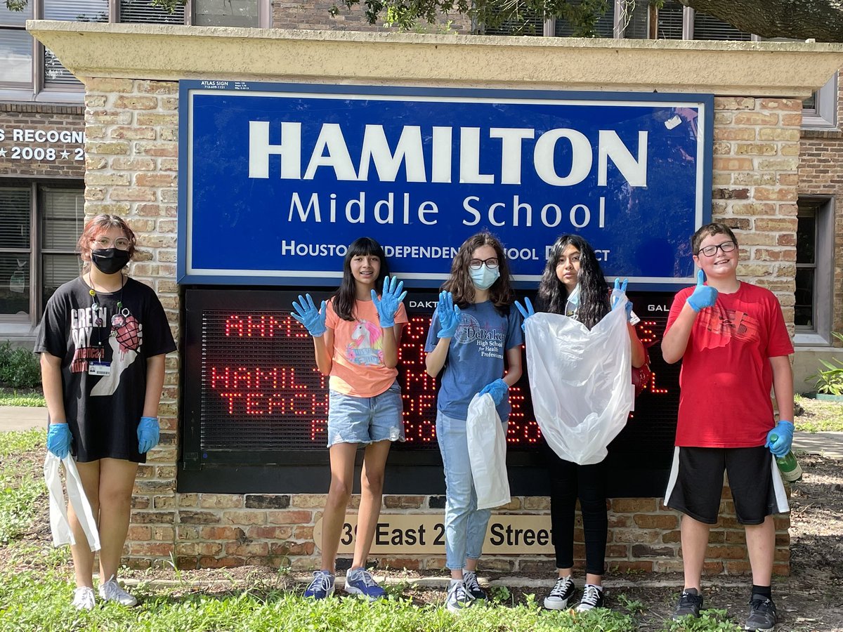 HMSInteract's tweet photo. Last project of the year!! Clean up of the Heights Walk/run trail. #serviceaboveself #huskies4life https://t.co/by3klqrg8b