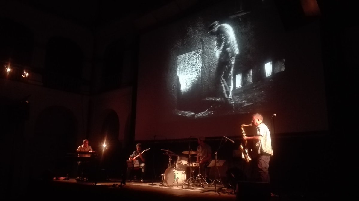 CICUS_'s tweet photo. Luis Navarro (saxos), Chema Tornero (teclados), Javi Repiso (guitarra y batería) y José Gómez (batería) don #Cinesines. Hoy están poniendo banda sonora 'El Último', de #Murnau. Noches de cine y música a #21Grados en el patio de #CUCUS @unisevilla https://t.co/bWtD7BAI9K