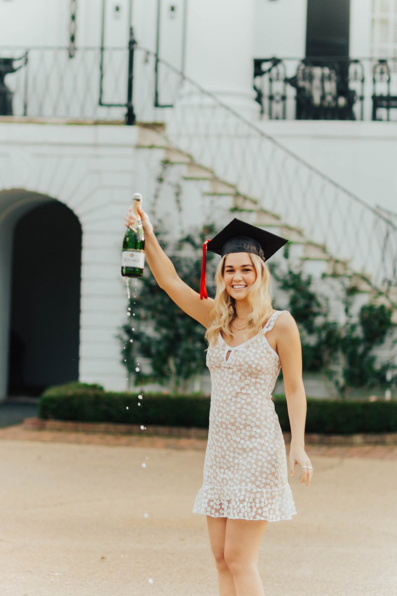 MadisonGalitski's tweet photo. @laurenlame_ made me emo af posting her grad pics https://t.co/kOkosgBfYW