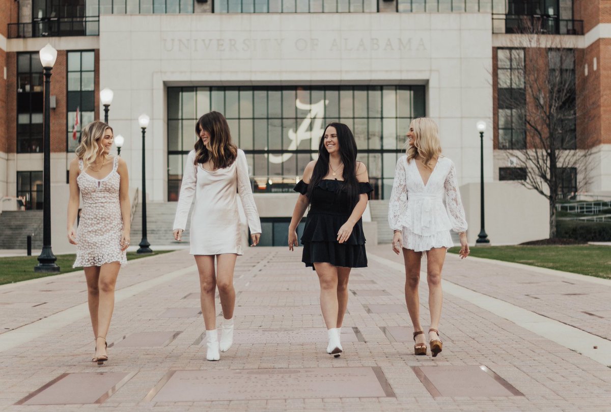 MadisonGalitski's tweet photo. @laurenlame_ made me emo af posting her grad pics https://t.co/kOkosgBfYW