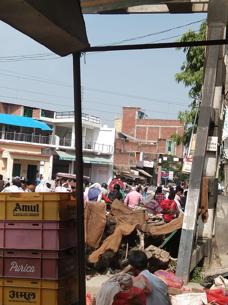 Railwhispers's tweet photo. #रेलमंत्रालय (#रेलवेबोर्ड) का दावा है कि #भारतीयरेल से सभी #रेलवेक्रासिंग खत्म कर दिए गए हैं,तो ये👇क्या है?
ये है #Lalganj_MCF_Raebareli रोड पर स्थित रेलवे क्रासिंग
इस पर जब कोविड पीरियड में यह हाल है तब सामान्य दिनों में तो यहां रोड ट्रैफिक का बुरा हाल होता है
कुछ करो #मीलार्ड! https://t.co/pgFyvOydrf