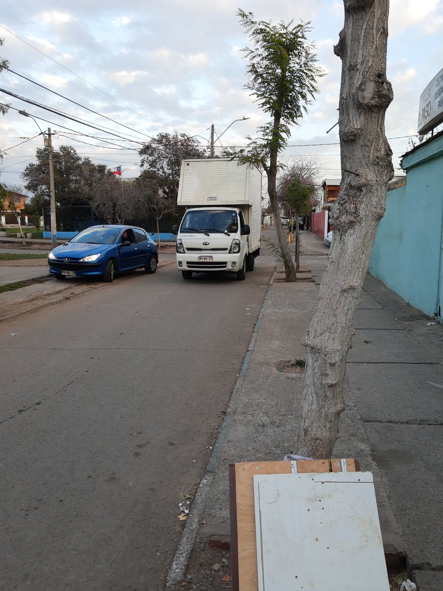 moiramiore's tweet photo. Pasó camión y corto cables y hay uno de corriente el cual está colgando y corre peligro las personas 
@EnelClientesCL 
@biobio 
Camión se dio a la fuga https://t.co/M3k7Ygd5WK