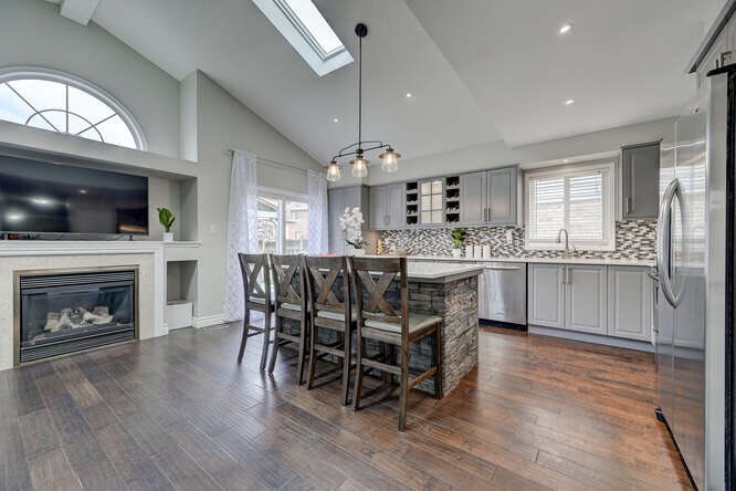 Williamsburg_RE's tweet photo. Sneak Peek of our newest listing hitting the market later this week! Isn’t this kitchen with the skylights dreamy 😍
#chrispyketeam #realtor #durhamrealtor #whitbyrealtor #whitby #sneakpeek #comingsoon #comingsoontomls #comingsoontowhitby https://t.co/RE6ZpQwkHY
