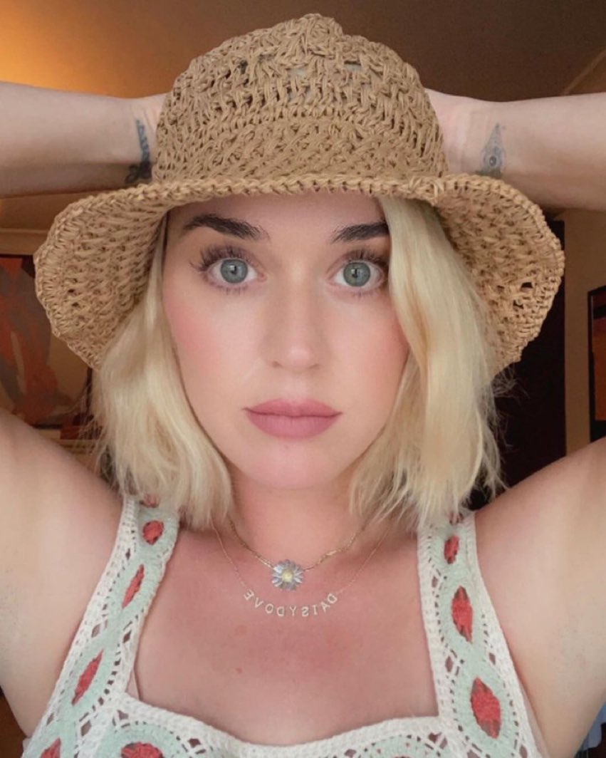 on Twitter: "KATY PERRY IS GLOWING WITH NO MAKEUP 🥺 https://t.co/wGO1rZzFvt" / Twitter
