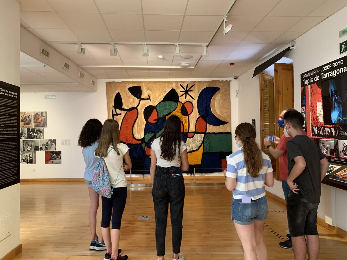 LestonnacTgn's tweet photo. Lestoclub de lectura ha visitat el Museu d’Art Modern i una de les biblioteques més antigues de Tarragona, la biblioteca del Seminari! Hem gaudit de quadres, el tapís de Miró, incunables i llibres il•luminats. Una tarda plena de meravelles!!  @MAMTarragona @Bib_SeminariTgn https://t.co/lFquQE4g5e