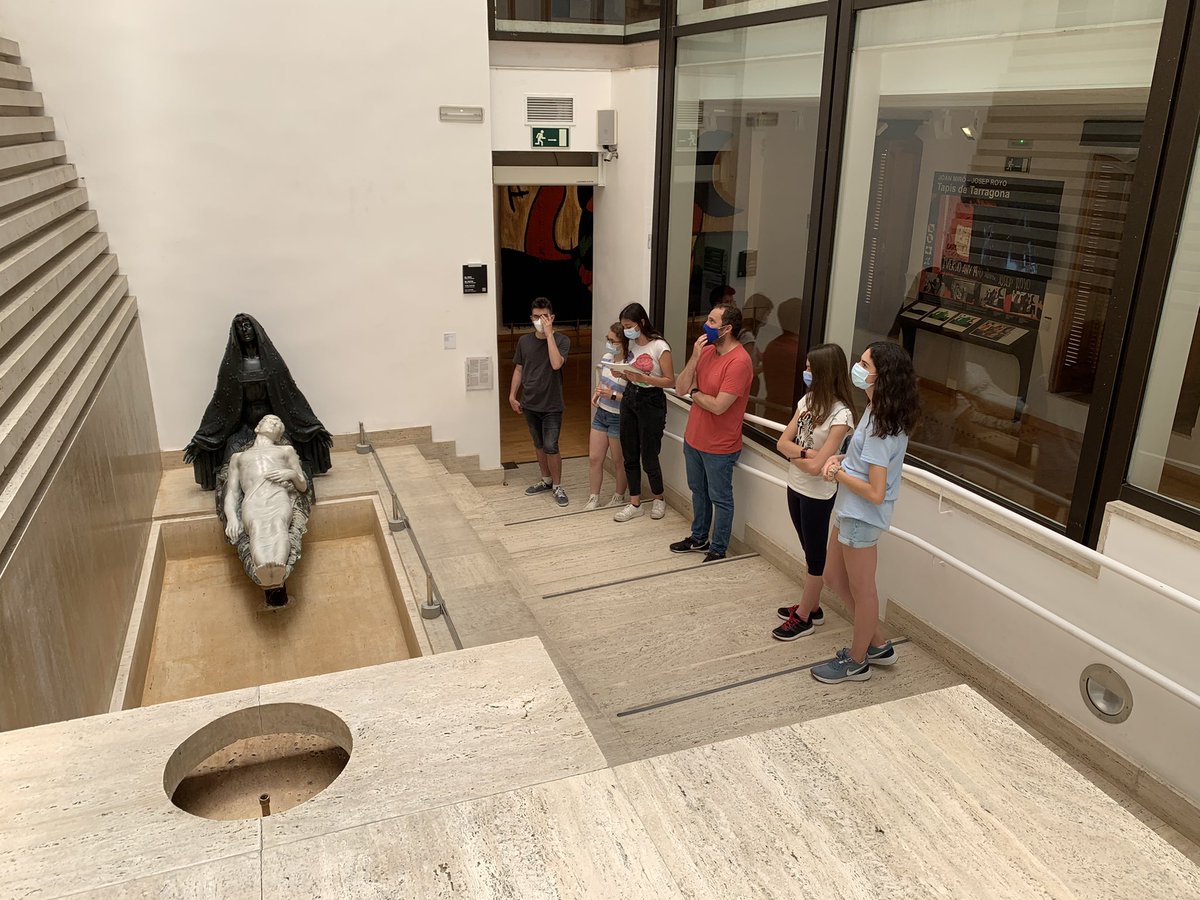 LestonnacTgn's tweet photo. Lestoclub de lectura ha visitat el Museu d’Art Modern i una de les biblioteques més antigues de Tarragona, la biblioteca del Seminari! Hem gaudit de quadres, el tapís de Miró, incunables i llibres il•luminats. Una tarda plena de meravelles!!  @MAMTarragona @Bib_SeminariTgn https://t.co/lFquQE4g5e