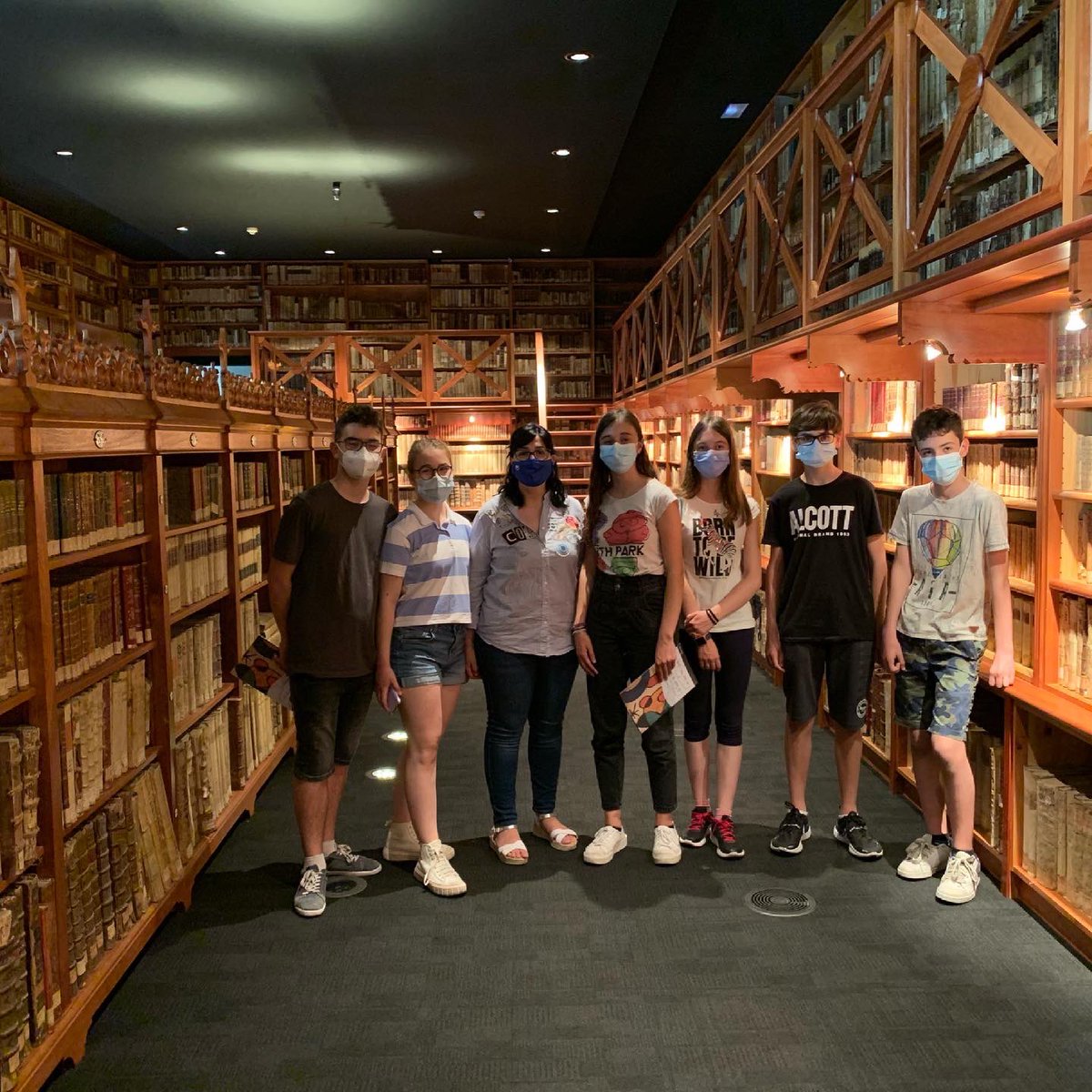 LestonnacTgn's tweet photo. Lestoclub de lectura ha visitat el Museu d’Art Modern i una de les biblioteques més antigues de Tarragona, la biblioteca del Seminari! Hem gaudit de quadres, el tapís de Miró, incunables i llibres il•luminats. Una tarda plena de meravelles!!  @MAMTarragona @Bib_SeminariTgn https://t.co/lFquQE4g5e