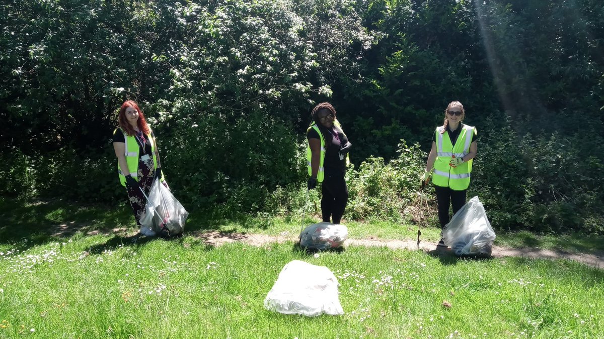 ReadingCouncil's tweet photo. Staff from our @ReadingCouncil environmental protection team collected 4 bags of #litter from around Portman Road and the back of Stone Street in west Reading today. as part of the #BigSpringClean @KeepBritainTidy #PledgetoPick https://t.co/PMCnZKMLcE