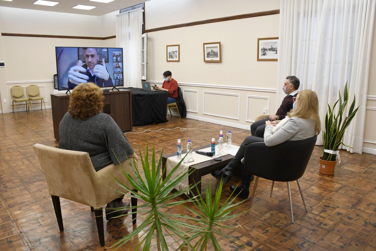 _CasaSantaCruz's tweet image. #Juventud 👉 “Es una oportunidad muy buena para estar aún más conectados”  destacó el director @andreslablunda  en la inauguración de la "Casa de Juventudes: Memoria Santacruceña" 

📌Nota completa en 🗞 ift.tt/3wcqWQU