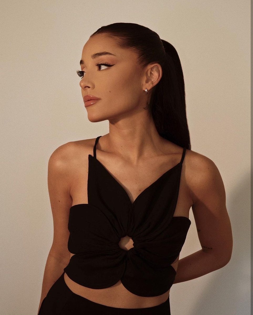 ArianaWorldHQ's tweet photo. she's perfect https://t.co/pzVEhfQgz3