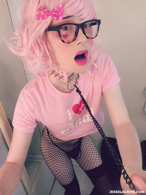 I'm like a little doll https://t.co/LwB5YnXnB6
