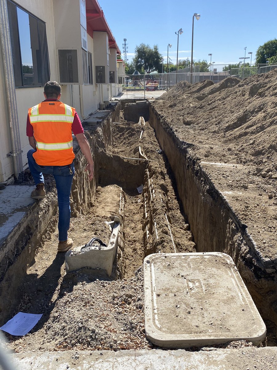 Crews have been trying to locate a water line that caused the asphalt to collapse behind our new relocatable classrooms. Next they’ll trace a relocated fire line at <a href="/McfarlandHigh/">McFarland HS Early College</a>. 🚧🐾