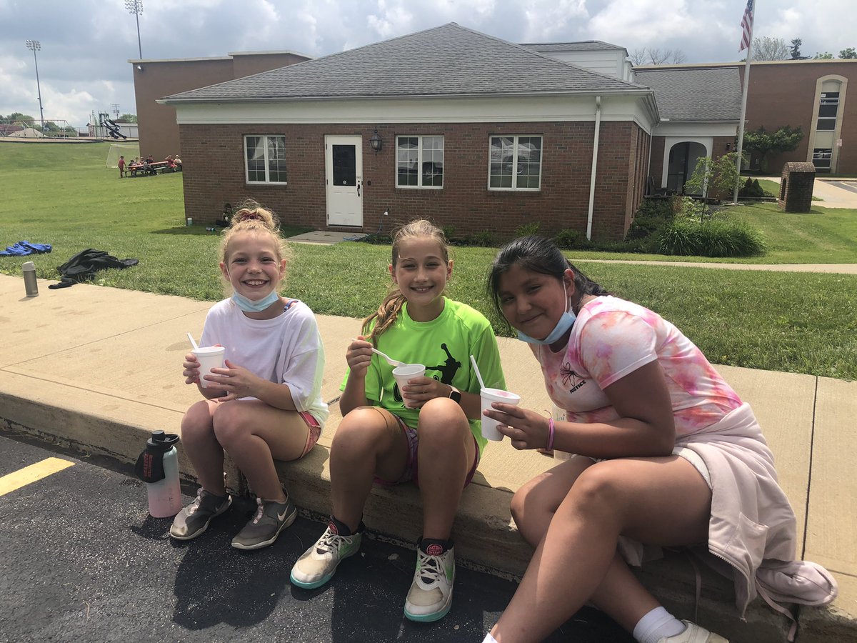 MissMaddenGr4's tweet photo. 4th grade celebration day was a blast! https://t.co/B6SAoNArkj