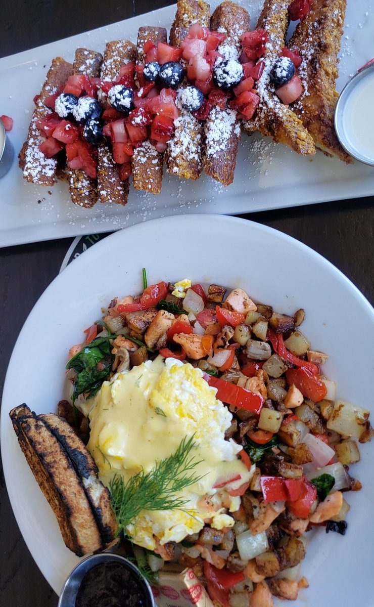lollivamp's tweet photo. Kicking off birthday celebrations for @Lauren_A_Landa with brunch! 🤤🥵🥂 🧁💕 https://t.co/QCOIkIXU3i