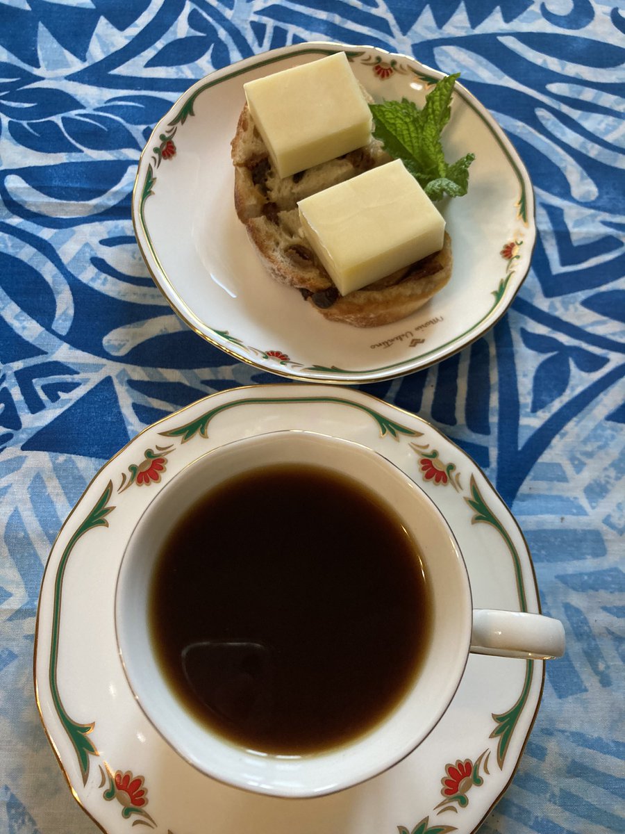 UkuleleJs's tweet photo. おはようございます☀今日も夏日💦
涼みながら過ごしましょう🍹☕️🌿
☕️♪🎶♪〜🌺
#HAPA
#Kuulei Awapuhi
awapuhiはジンジャーの白い花💟愛しい恋人そばにいて💟💞
#レナ浅煎り🇰🇪
#ラムレーズン
#ゴーダ🧀
#花手水🌸💐
#四つ葉🍀 朝🚶🏻♀️幸せな一日を🍀💚🌿
#朝珈琲
#キリトリセカイ https://t.co/2w6ptPsnJe