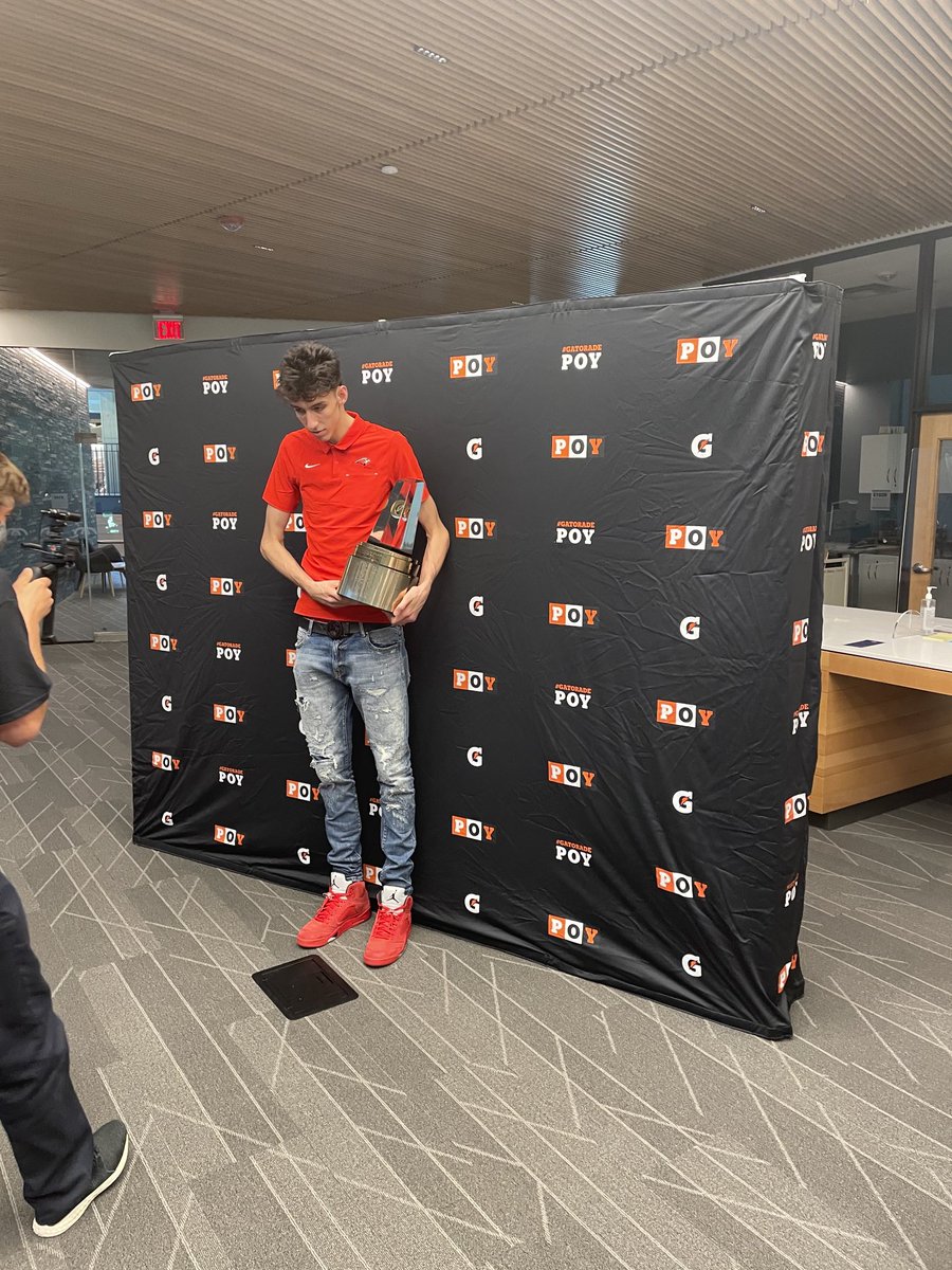 It’s great to be the Gatorade National Player of the Year, it’s even better when you find out from our guy ⁦@JalenSuggs2020⁩! Congratulations, ⁦<a href="/ChetHolmgren/">chet holmgren</a>⁩ - Redhawk Nation is proud of you!!!