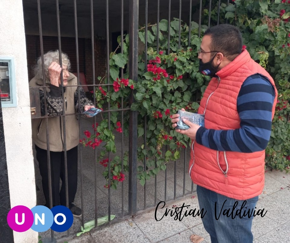 unobuenosaires's tweet photo. El equipo de Hurlingham, encabezado por Cristian Valdivia, sigue recorriendo los barrios. En esta ocasión estuvieron en "Villa Club", hablando con vecinos y comerciantes sobre la propuesta de UNO para #Hurligham.
#SomosUNO #UnaNuevaOportunidad https://t.co/unimrUldss