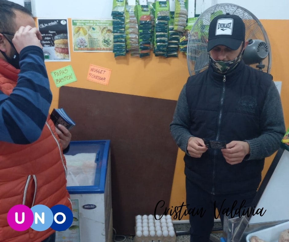 unobuenosaires's tweet photo. El equipo de Hurlingham, encabezado por Cristian Valdivia, sigue recorriendo los barrios. En esta ocasión estuvieron en "Villa Club", hablando con vecinos y comerciantes sobre la propuesta de UNO para #Hurligham.
#SomosUNO #UnaNuevaOportunidad https://t.co/unimrUldss