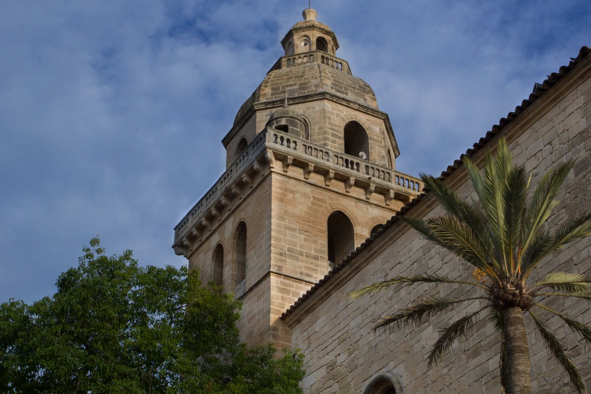 TurismeMontuiri's tweet photo. Recórrer el centre de Montuïri és fer un viatge al seu passat. A la plaça major es troba l'església de Sant Bartomeu, iniciada al segle XIV. En 1552 es va emprendre la construcció del seu imponent campanar i a la fi de segle XVI el temple va ser eixamplat i allargat. https://t.co/f8DzYQ16hU