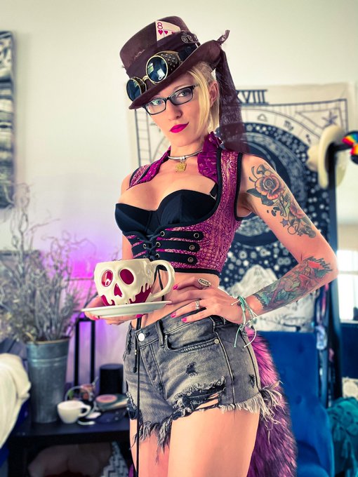 Care for some tea? 🌹❤️🎩🐇⏱🫖
.
#AliceInWonderland #cosplay #disneyaftersark #darkdisney #steampunk #nerdygirl