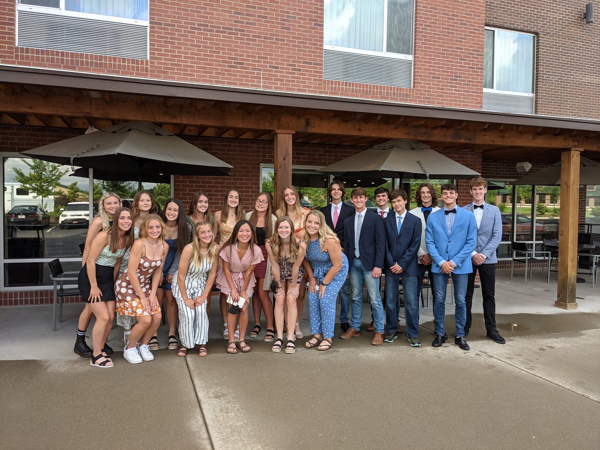 WVTRACKANDFIELD's tweet photo. Phone Free Team Dinner.

They Clean Up Nice!! https://t.co/tx6bi7Tr5m